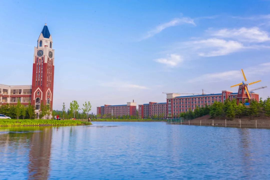 跟小编走吧！小编带你看看河南高校的大门！你最喜欢哪个高校的大门？