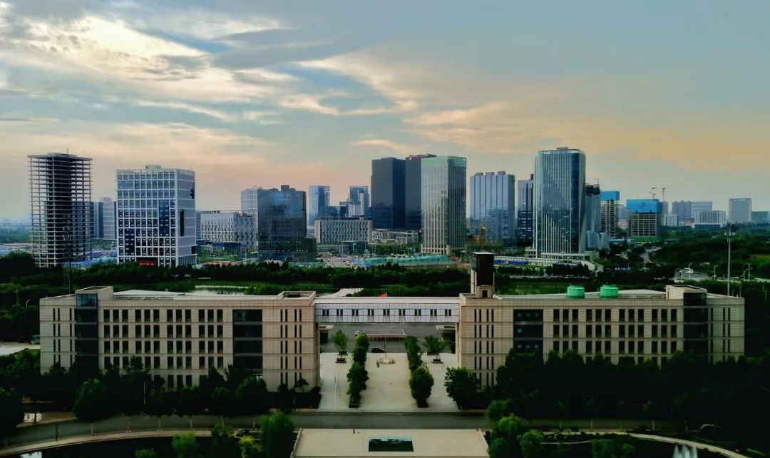 跟小编走吧！小编带你看看河南高校的大门！你最喜欢哪个高校的大门？
