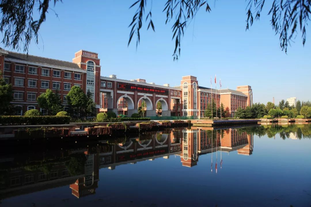 跟小编走吧！小编带你看看河南高校的大门！你最喜欢哪个高校的大门？