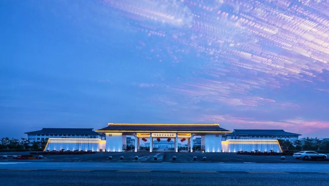 跟小编走吧！小编带你看看河南高校的大门！你最喜欢哪个高校的大门？