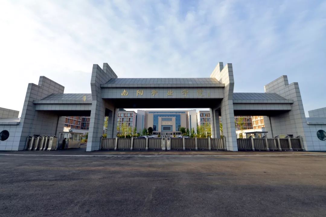 跟小编走吧！小编带你看看河南高校的大门！你最喜欢哪个高校的大门？