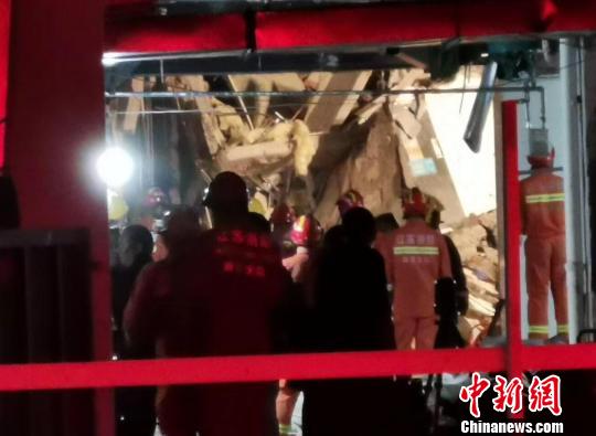 南京倒塌的建筑物现场的清理救援仍在继续疏散附近的居民。