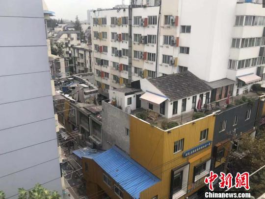 南京倒塌的建筑物现场的清理救援仍在继续疏散附近的居民。