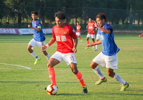 力压恒大稳居榜首(恒大二队收获青超联赛U19A组冠军，上演中国的凯泽斯劳滕神话)