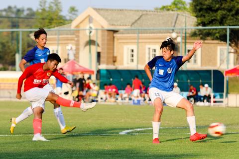 力压恒大稳居榜首(恒大二队收获青超联赛U19A组冠军，上演中国的凯泽斯劳滕神话)