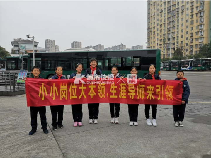 丁兰实验中学学生为58路公交手绘了一张路线图，并体验了公交司机的一天