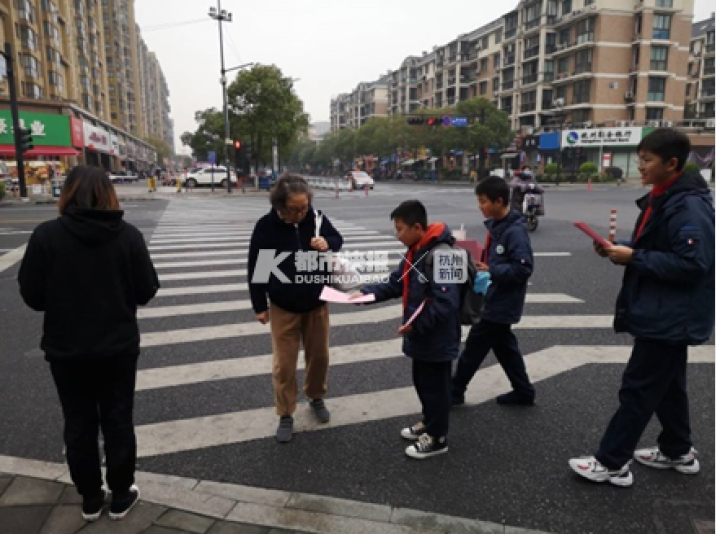丁兰实验中学学生为58路公交手绘了一张路线图，并体验了公交司机的一天