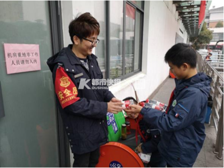 丁兰实验中学学生为58路公交手绘了一张路线图，并体验了公交司机的一天