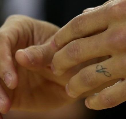 库里在此之前最新的纹身,是右臂上侧的"woe",是"working on