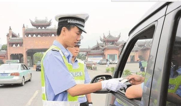 开车忘带驾驶证不用慌，交警教你一招，免去处罚
