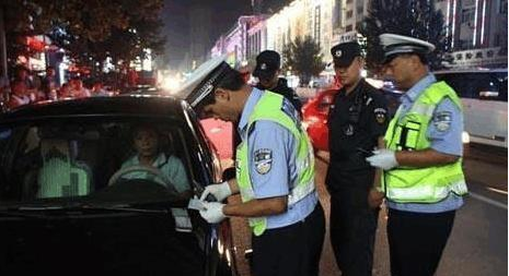 开车忘带驾驶证不用慌，交警教你一招，免去处罚