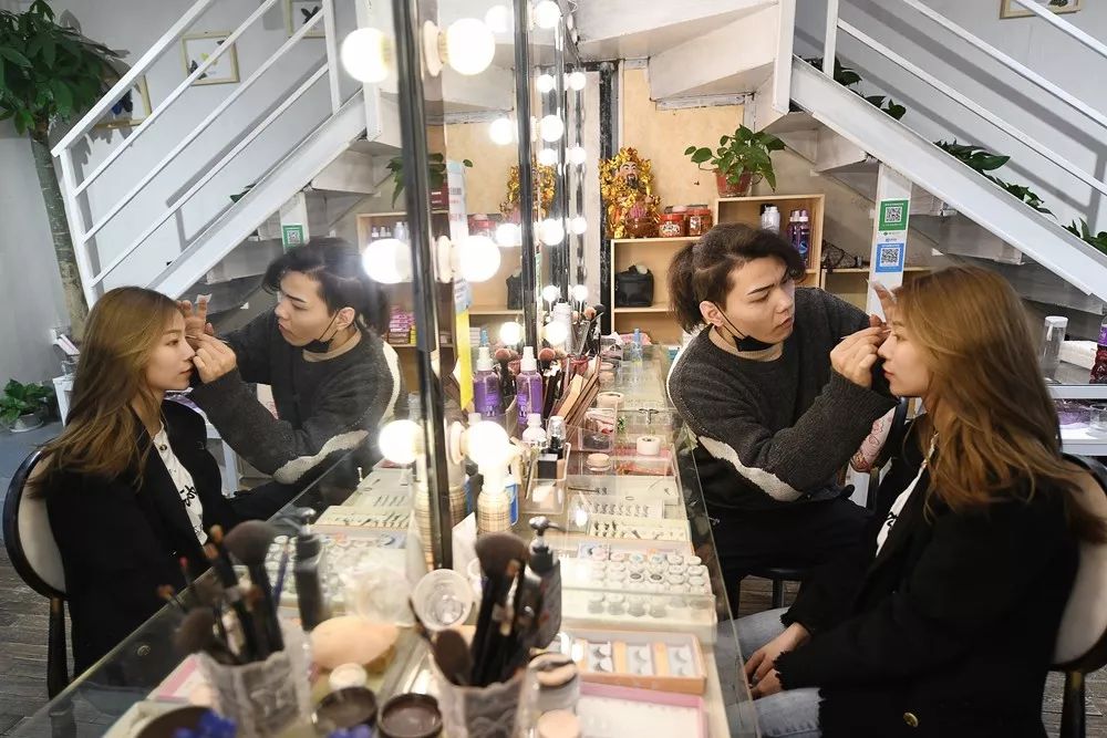 解放西路见过最多妹子素颜的男人，遇到“要化恶毒后妈妆”的女孩