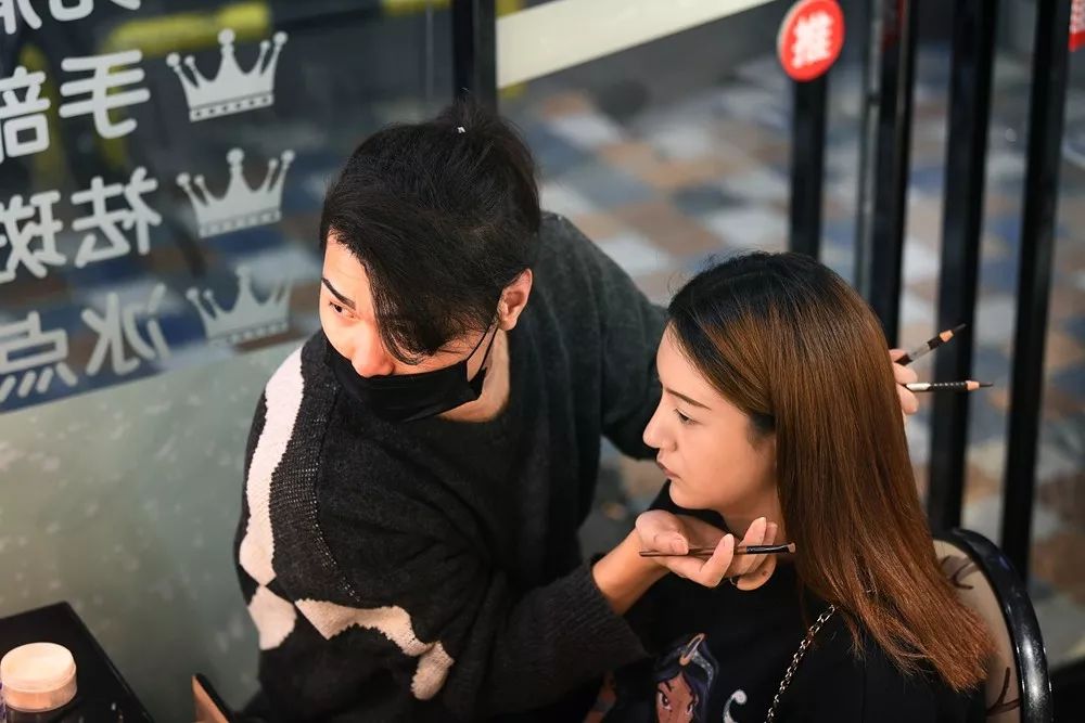 解放西路见过最多妹子素颜的男人，遇到“要化恶毒后妈妆”的女孩