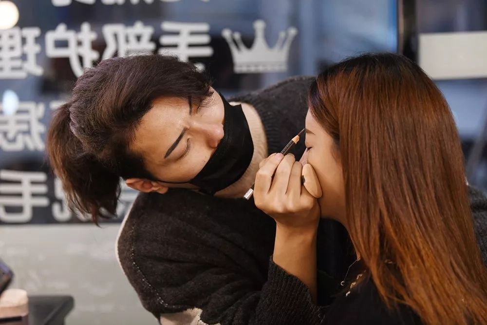 解放西路见过最多妹子素颜的男人，遇到“要化恶毒后妈妆”的女孩