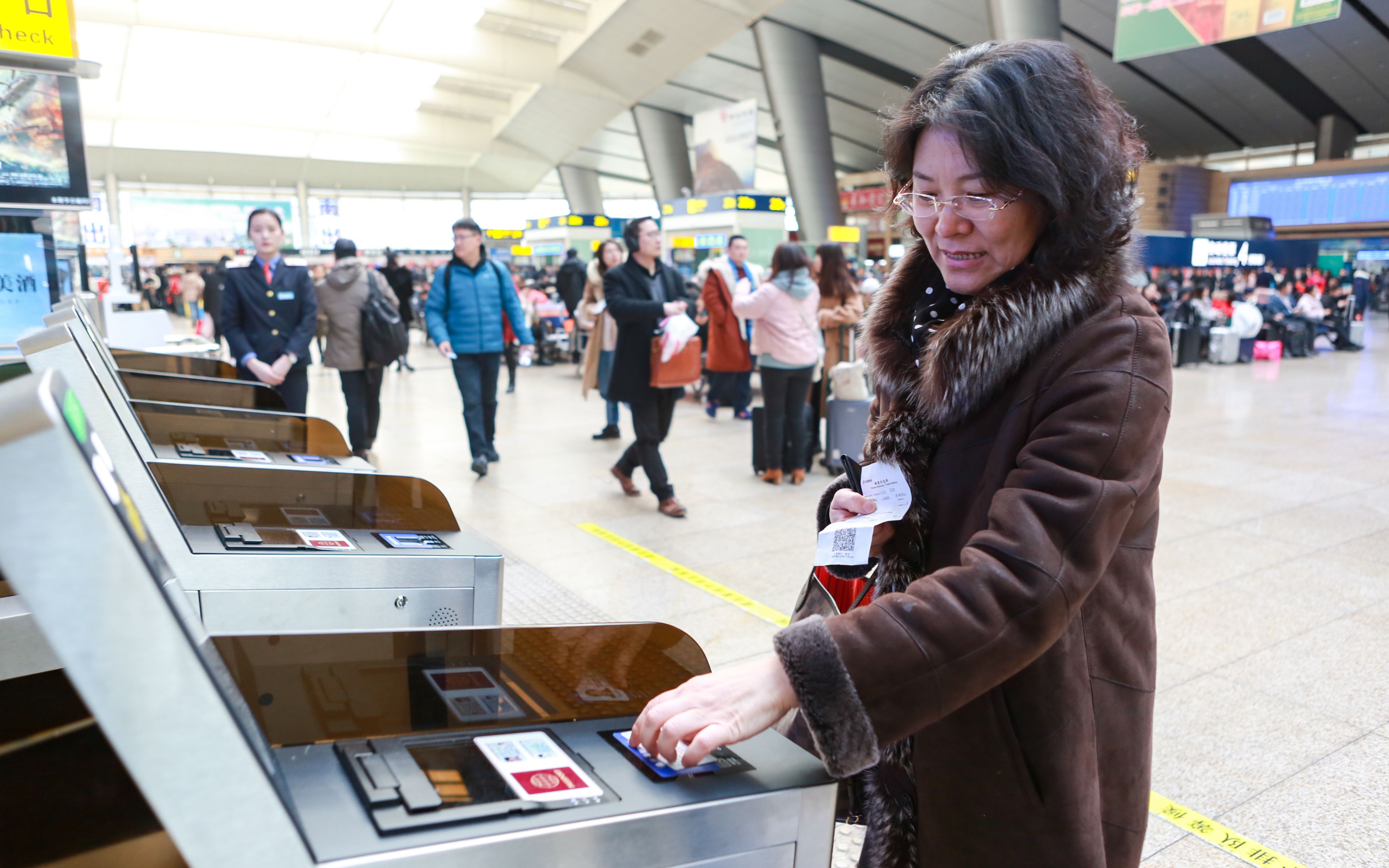 北京南站实名制检票闸机换新 电子客票识别速度更快