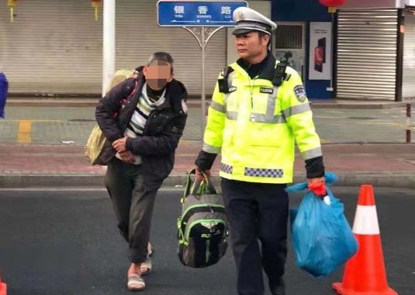 昨珠海男子年前家里搞卫生摔倒，玻璃扎进身体失血1/3！挣扎着下楼……