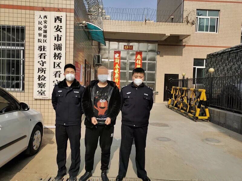 拘！在家嫌太闷，男子喝醉酒打砸车辆，殴打检查疫情的村组干部