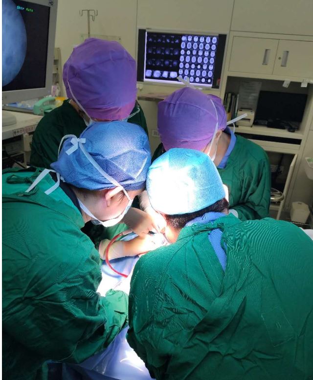 熊孩子玩筷子插入妈妈脑内7厘米，广州医生上演紧急救援
