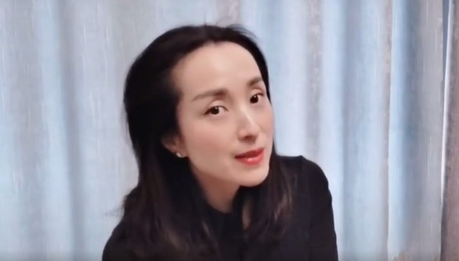 44歲湯燦近照曝光，身材凹凸有致嫵媚性感，無意間暴露真實生活現狀