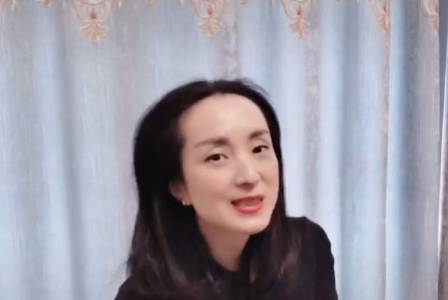 44歲湯燦近照曝光，身材凹凸有致嫵媚性感，無意間暴露真實生活現狀