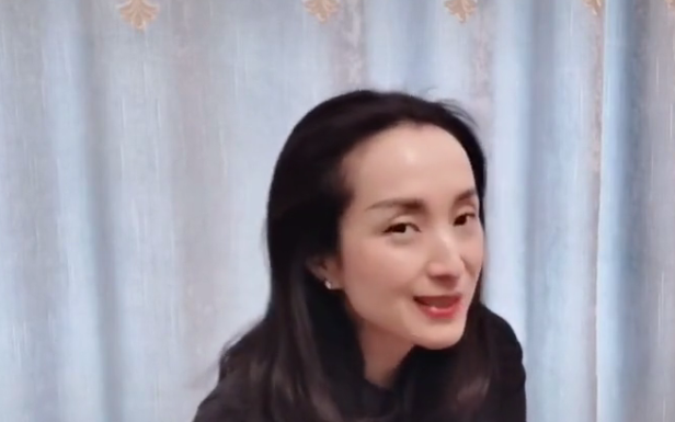 44歲湯燦近照曝光，身材凹凸有致嫵媚性感，無意間暴露真實生活現狀