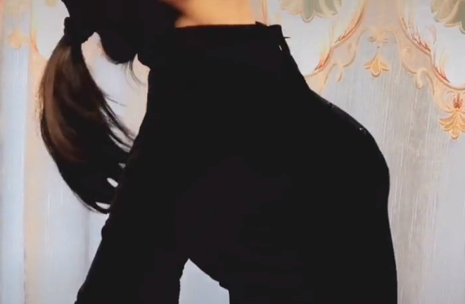 44歲湯燦近照曝光，身材凹凸有致嫵媚性感，無意間暴露真實生活現狀