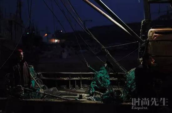 鲁荣渔2682号事件纪实，中国渔船上的惊心大逃杀？
