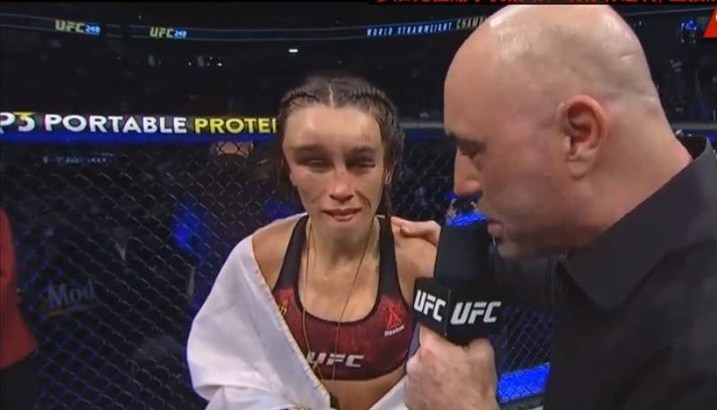 UFC女子草量级冠军战-乔安娜被张伟丽多次击中头部 面部几部变形