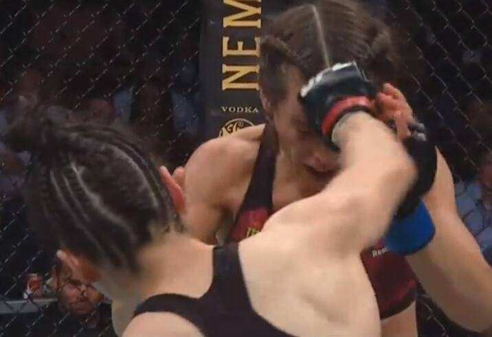 UFC女子草量级冠军战-乔安娜被张伟丽多次击中头部 面部几部变形