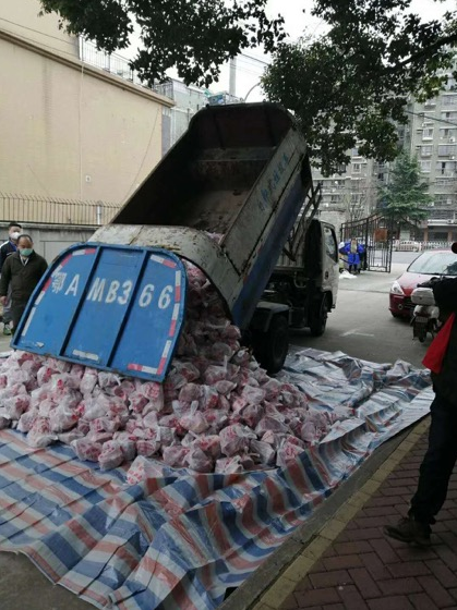 武汉社区致歉用环卫车送肉，连夜回收将销毁，称不放心可联系退货
