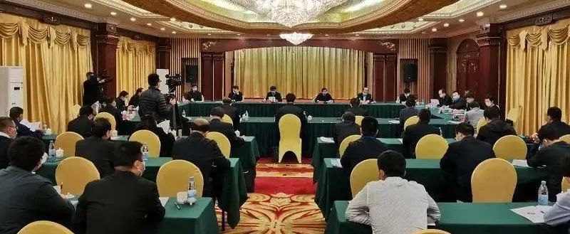 为远离新冠病毒，男子竟套上半径1米圆盘出门；中南、湖大、师大有望实现学分互认｜早安湖南