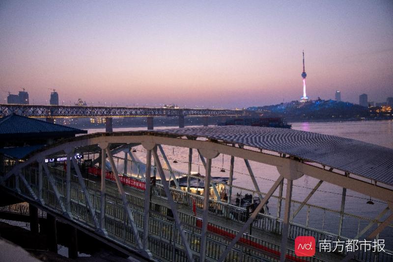 武汉封城近两个月，全球20个国家宣布进入紧急状态