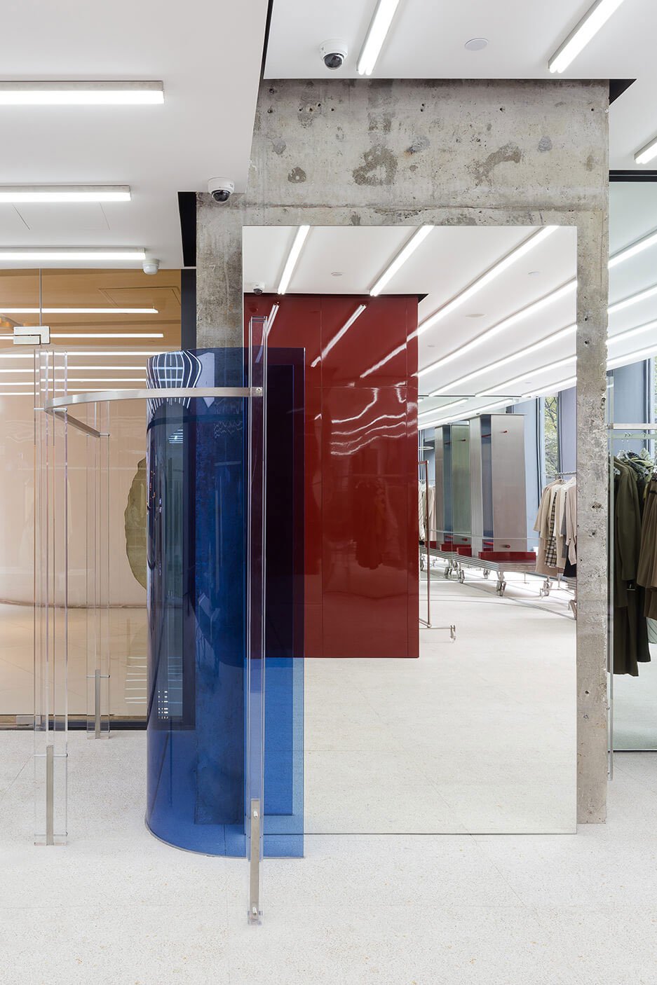 immi上海旗舰店,用了好多手推车当货架