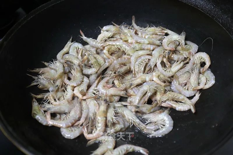 爆炒蛎虾：酥香入味，做法超简单，春季吃正当时