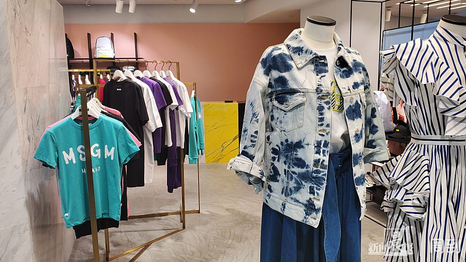 上衣对折、买衣服送拉杆箱……芮欧百货还会有更多惊喜吗？丨五五嗨购记