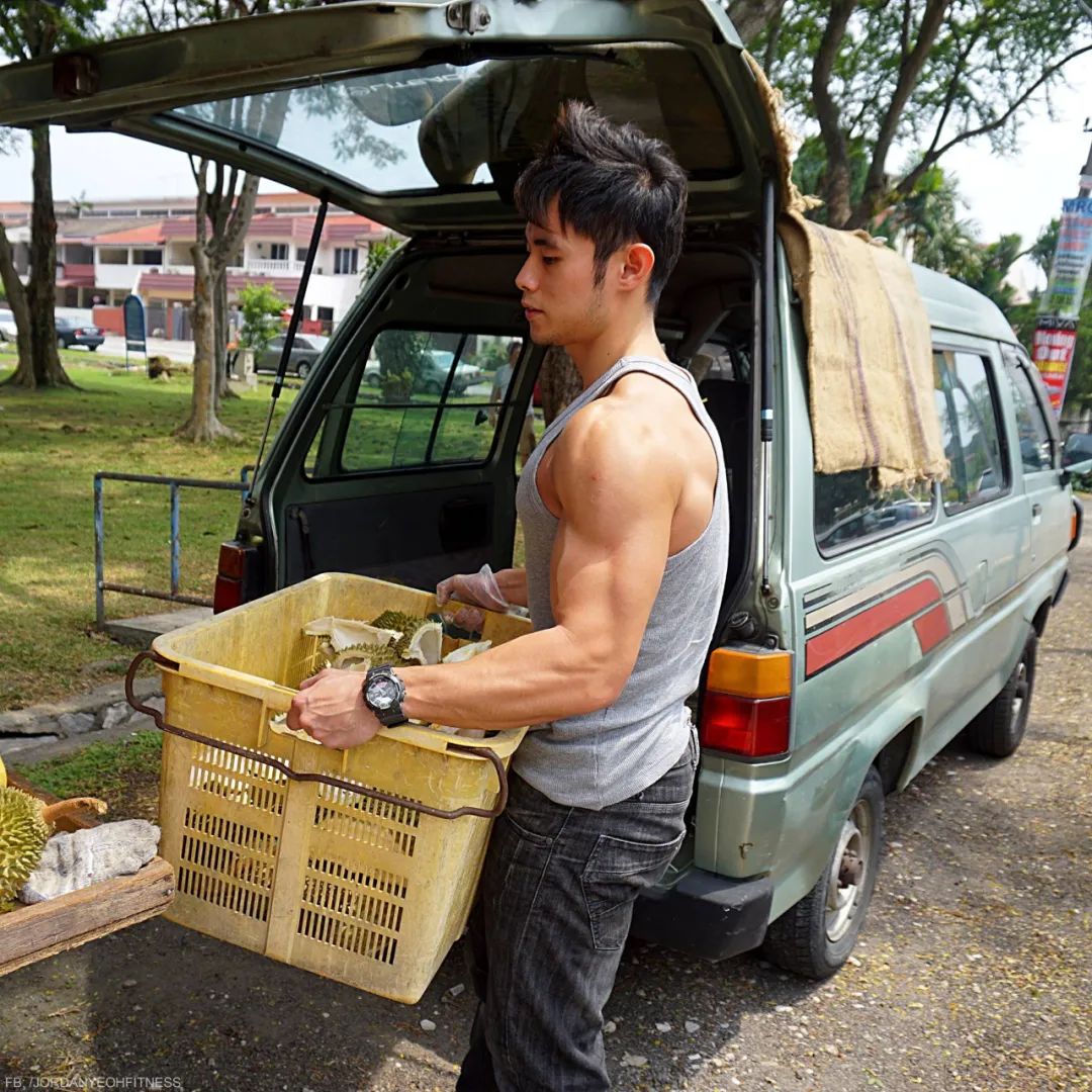 「周傑倫」在馬來西亞賣榴槤？一身肌肉火爆ins，客人排隊求合照：榴槤也沒有帥哥香啊