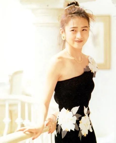 比起木村姐妹模仿爸妈的有爱画面，木村拓哉夫妇20年的神仙爱情我更羡慕