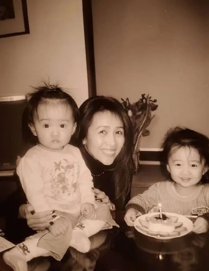 比起木村姐妹模仿爸妈的有爱画面，木村拓哉夫妇20年的神仙爱情我更羡慕