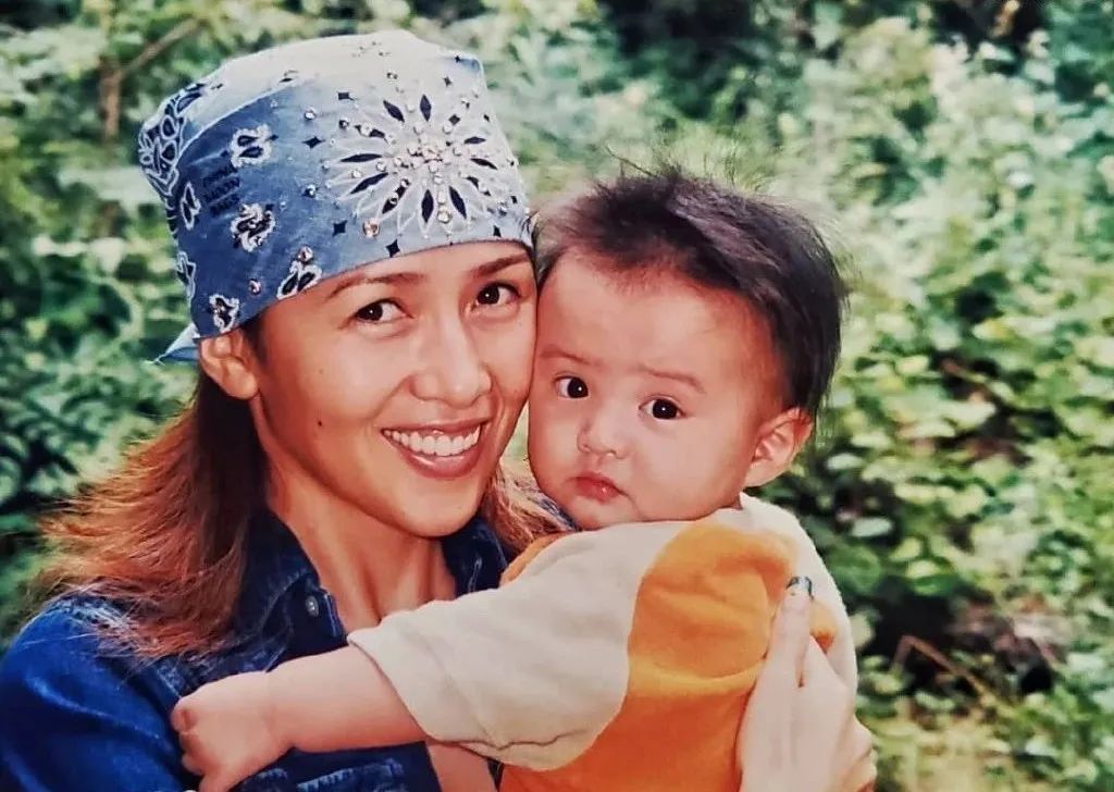 比起木村姐妹模仿爸妈的有爱画面，木村拓哉夫妇20年的神仙爱情我更羡慕