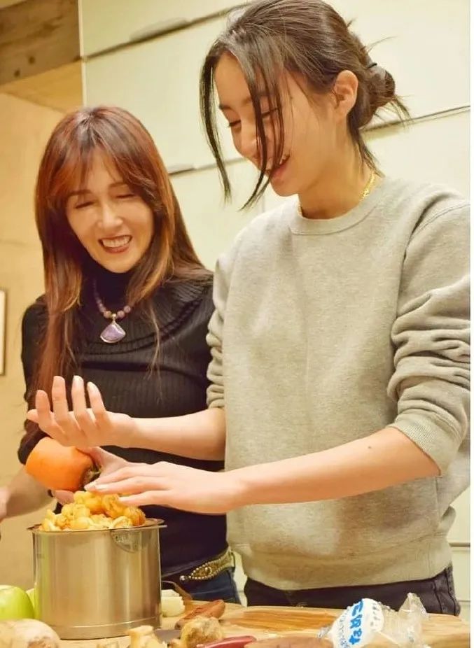 比起木村姐妹模仿爸妈的有爱画面，木村拓哉夫妇20年的神仙爱情我更羡慕