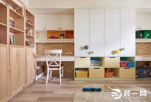 親子宅設計原木風親子裝潢，客廳設計一整牆書櫃，培養孩子閱讀習慣