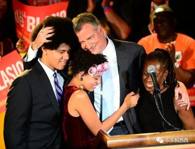 爱上出柜黑人女孩，先掰直再娶她！纽约市长的爱情简直太惊世骇俗….