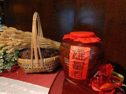 喝雄黄酒的寓意是什么（端午习俗之饮雄黄酒）