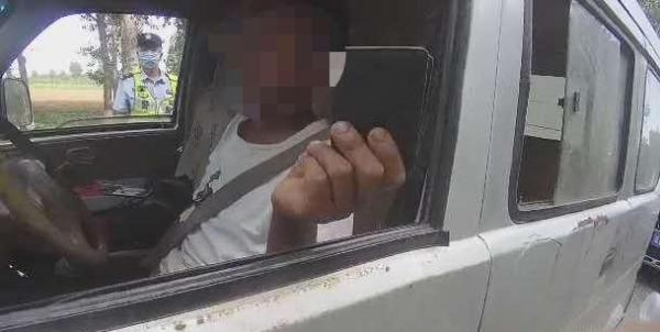 男子酒驾被查“甩锅”菠萝啤