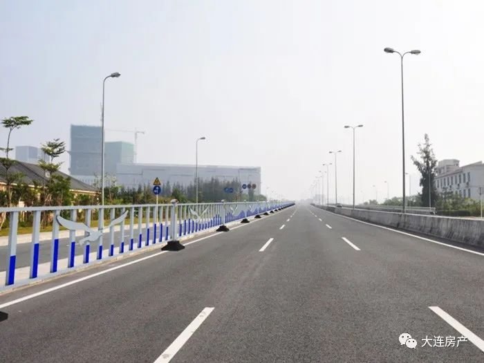 大连这条路加装中间隔离护栏