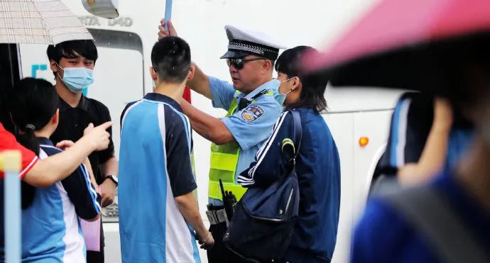 67.4万学子高考，广东交警护航！直击现场