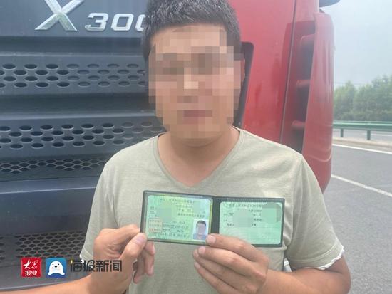 伪造变造驾驶证+驾驶与准驾车型不符，这位司机摊上事了