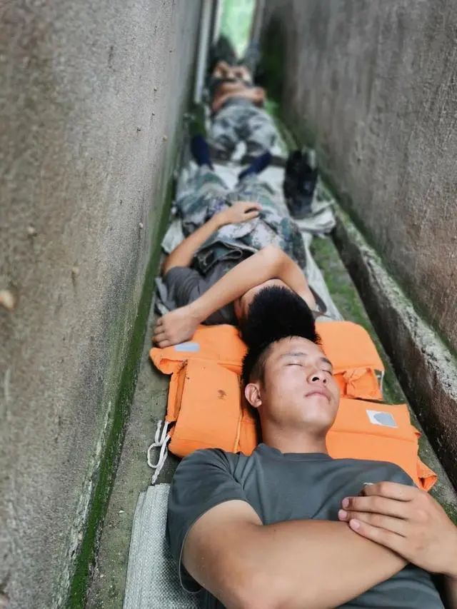 这36组抗洪勇士的"专属表情",看完瞬间泪目.