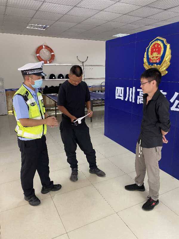 老司机如此犯糊涂 教练让学员开上高速公路练车遭处罚