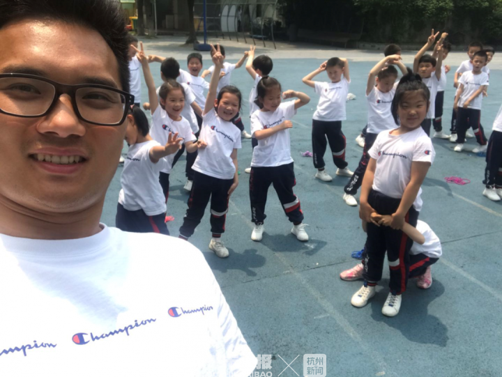 有人清晨出发，穿越大半个杭城，这个暑假，为什么还有老师几乎天天要到学校上班？